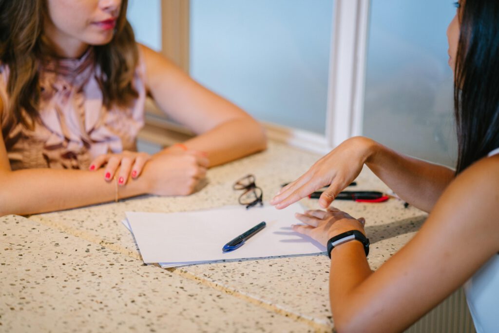 An image of a consultant coaching a new candidate.